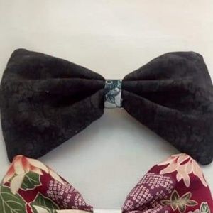 Black faded floral bow, approx. 3.5"x5.5"